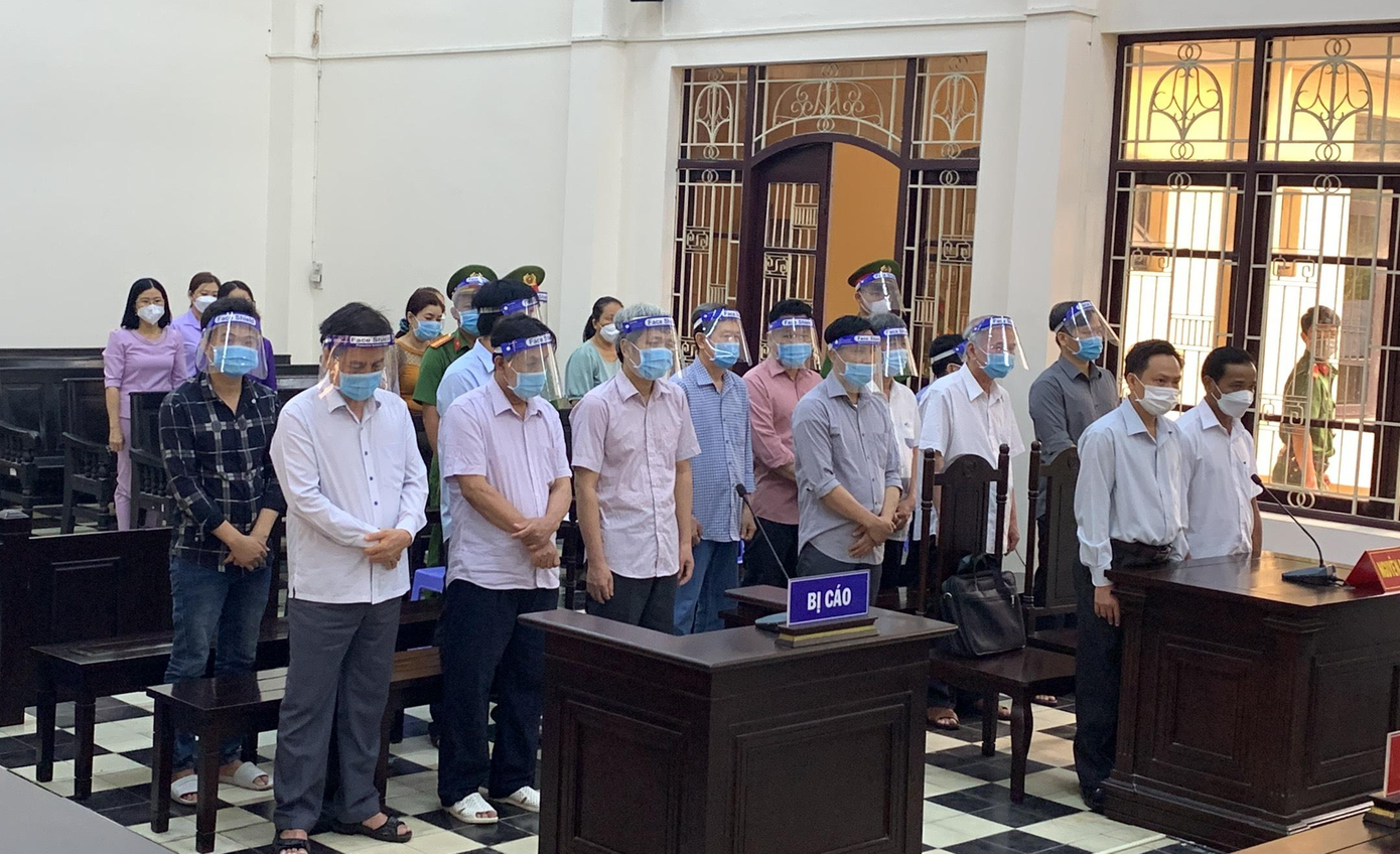 Các bị cáo nghe toà tuyên án. Các bị cáo nghe toà tuyên án.