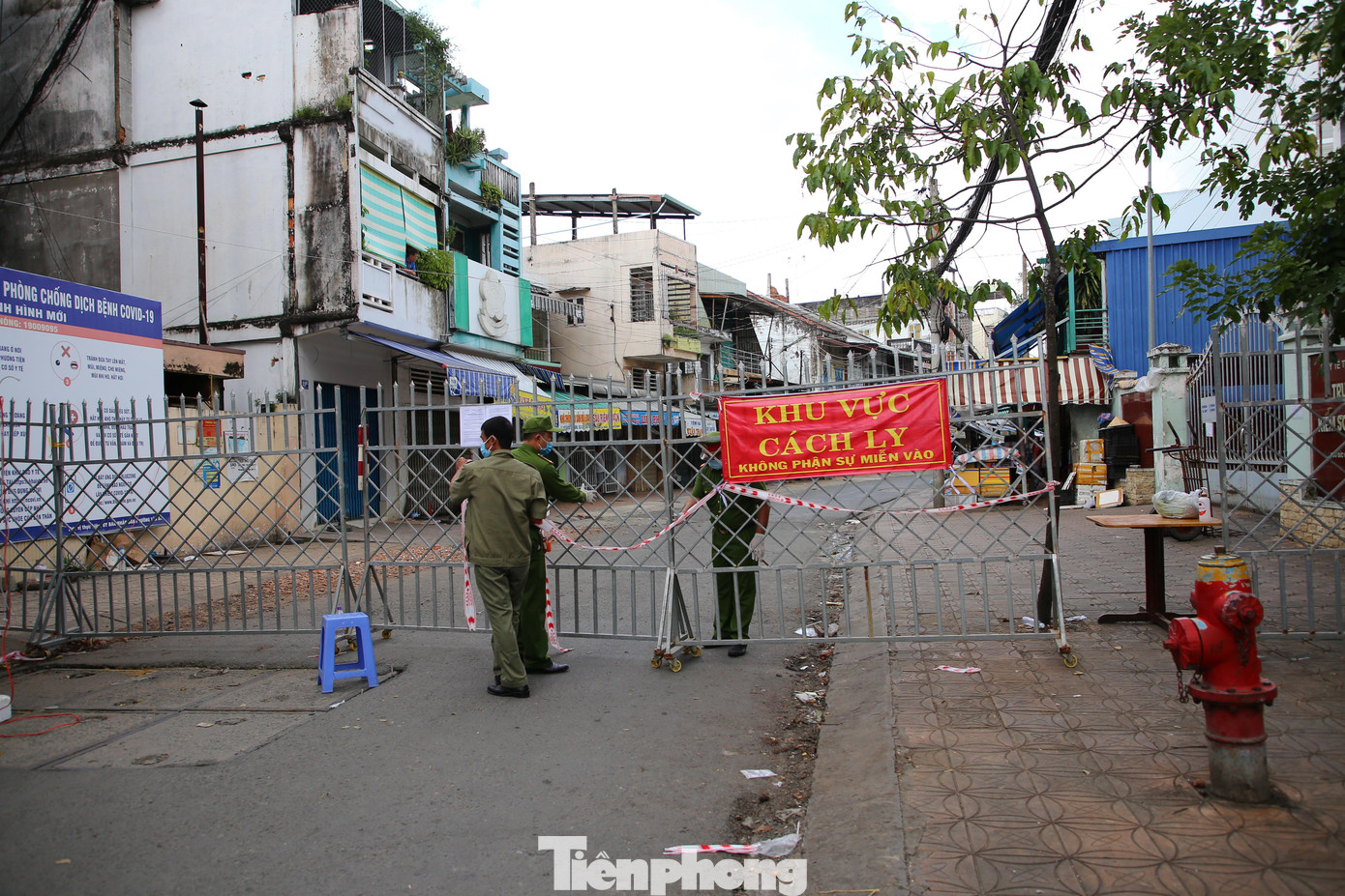 Sau khi phát hiện ca mắc COVID-19 tại chợ đầu mối Tân An, chiều 10/7, UBND quận Ninh Kiều, TP. Cần Thơ đã ra quyết định về việc áp dụng biện pháp phong toả chợ này, với diện tích khoảng 1,5ha, tổng số 266 hộ với 1.900 nhân khẩu.