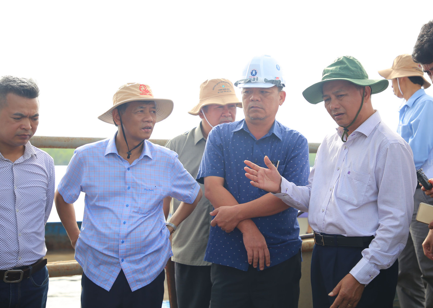 Bí thư Tỉnh uỷ và Chủ tịch UBND tỉnh Sóc Trăng cùng các sở, ngành có liên quan khảo sát mỏ cát trên sông Hậu. Ảnh: Nhật Huy.