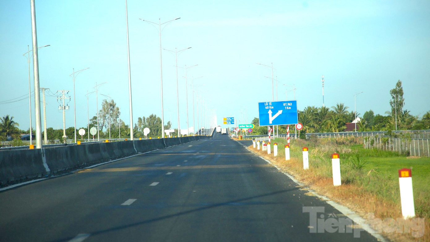 Dự án đầu tư nâng cấp mặt đường tuyến Lộ Tẻ - Rạch Sỏi sẽ bù vênh, thảm bê tông tăng cường mặt đường; bổ sung và mở rộng các đoạn dừng xe khẩn cấp... (Ảnh: Nhật Huy).