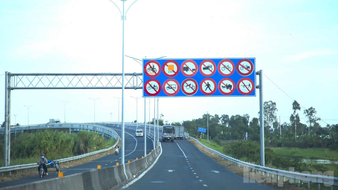 Tuyến Lộ Tẻ - Rạch Sỏi giai đoạn 1 có tổng chiều dài 51km, đưa vào sử dụng từ giữa tháng 1/2021 (Ảnh: Nhật Huy).