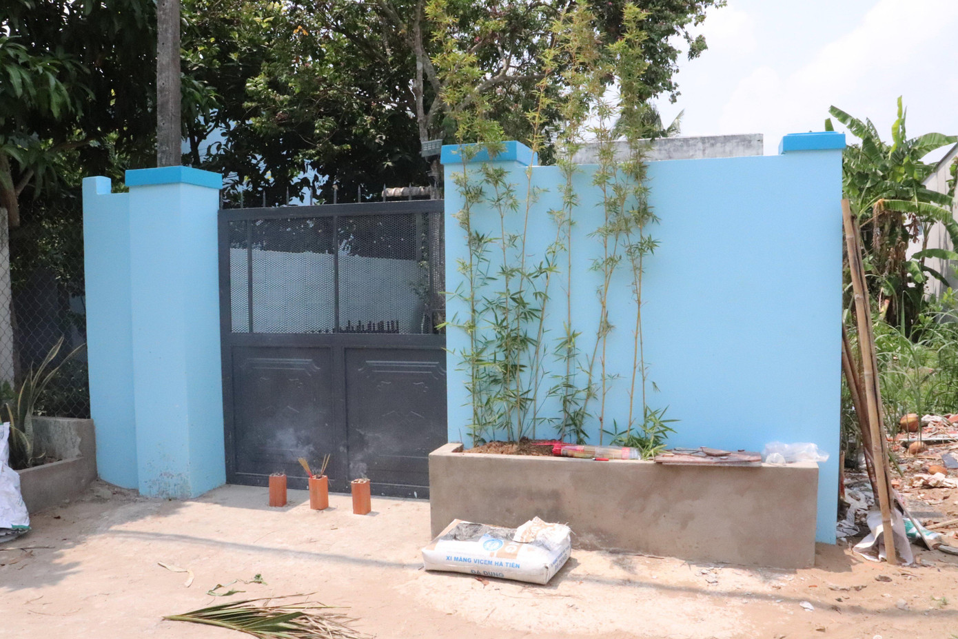 Căn nhà nơi phát hiện vợ chồng tử vong. Ảnh: CA.