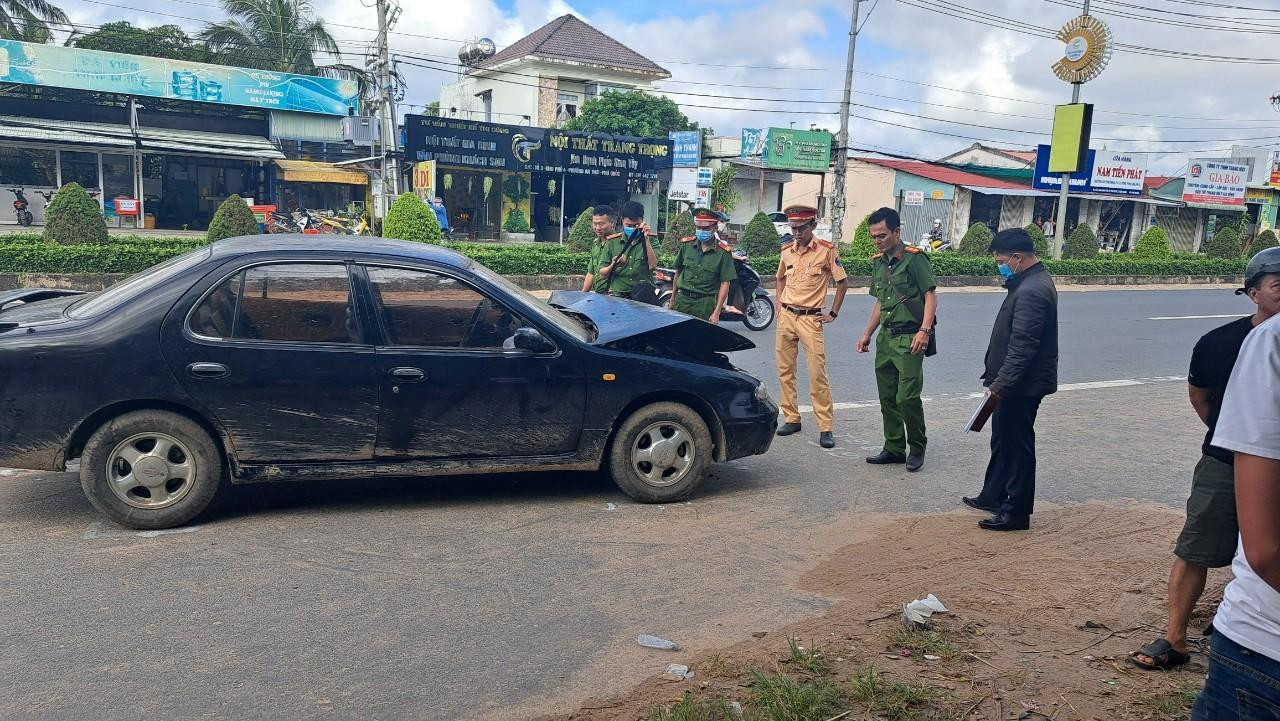 Công an khám nghiệm hiện trường điều tra nguyên nhân vụ tai nạn.