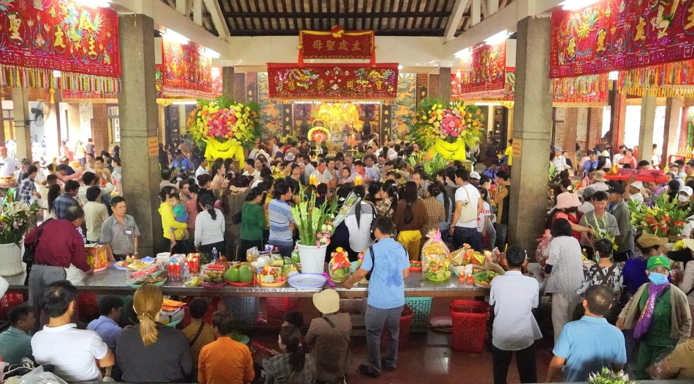 Miếu Bà Chúa Xứ núi Sam mỗi năm đón hàng triệu lượt khách tham quan. Ảnh: P.V. Miếu Bà Chúa Xứ núi Sam mỗi năm đón hàng triệu lượt khách tham quan. Ảnh: P.V.