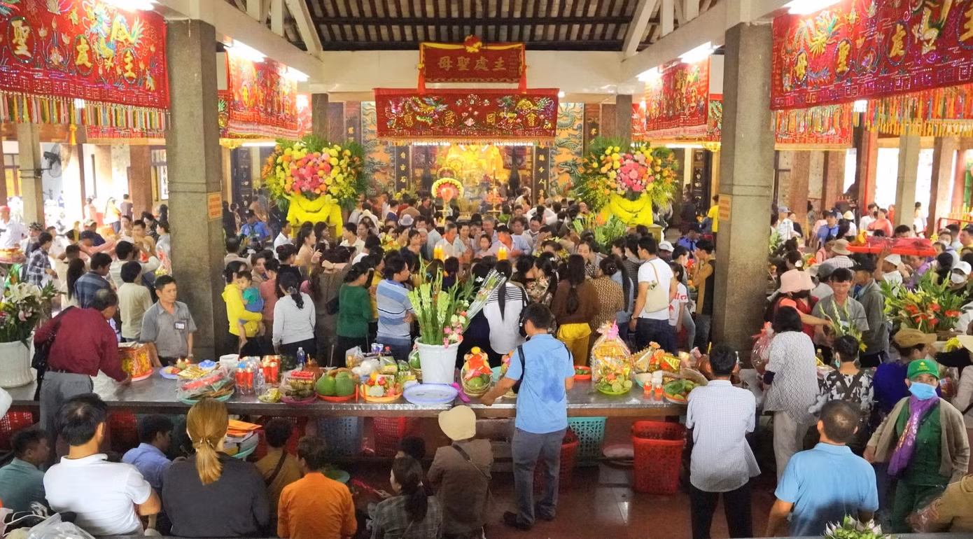 Miếu Bà Chúa Xứ núi Sam mỗi năm đón hàng triệu lượt khách tham quan. Ảnh: P.V. Miếu Bà Chúa Xứ núi Sam mỗi năm đón hàng triệu lượt khách tham quan. Ảnh: P.V.
