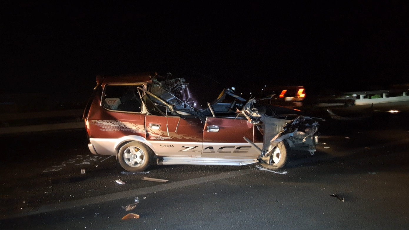 Chiếc xe 7 chỗ biến dạng sau khi nổ lốp và đâm vào xe tải phía trước (Ảnh: Thảo Vy). Chiếc xe 7 chỗ biến dạng sau khi nổ lốp và đâm vào xe tải phía trước (Ảnh: Thảo Vy).