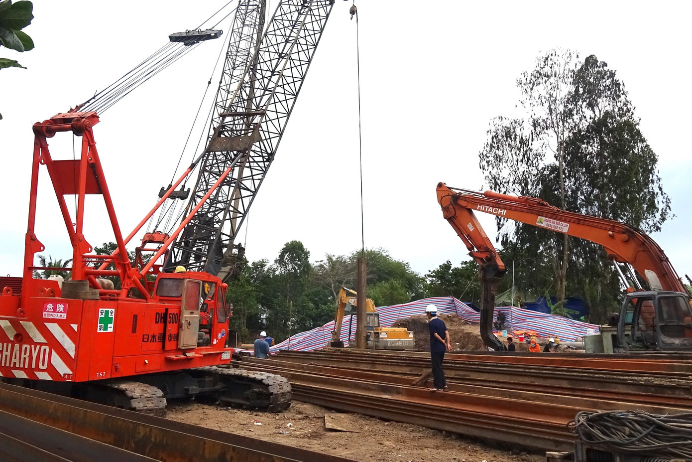 Bước sang ngày thứ 9, việc đưa thi thể bé trai 10 tuổi rơi xuống trụ bê tông lên mặt đất vẫn đang diễn ra.