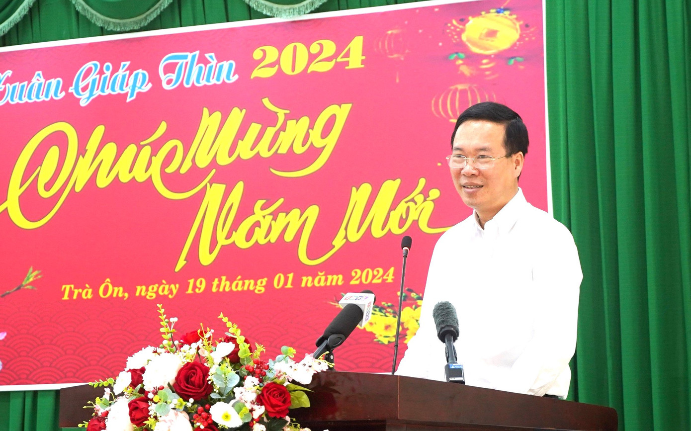 Chủ tịch nước Võ Văn Thưởng chúc Tết các đối tượng chính sách huyện Trà Ôn, tỉnh Vĩnh Long.