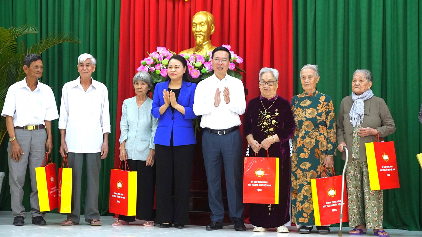 Chủ tịch nước Võ Văn Thưởng tặng quà cho người có công, gia đình chính sách, hộ nghèo trên địa bàn tỉnh Vĩnh Long.