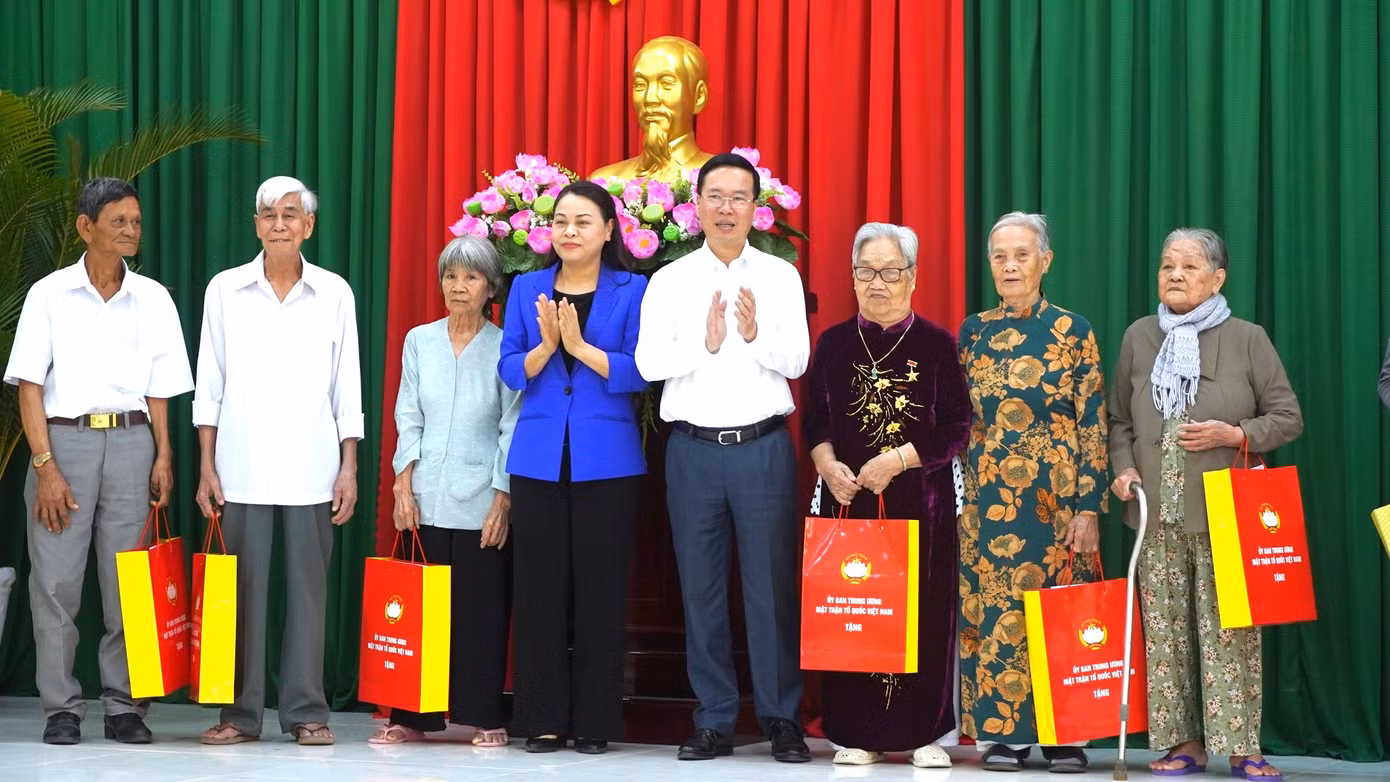 Chủ tịch nước Võ Văn Thưởng tặng quà cho người có công, gia đình chính sách, hộ nghèo trên địa bàn tỉnh Vĩnh Long.