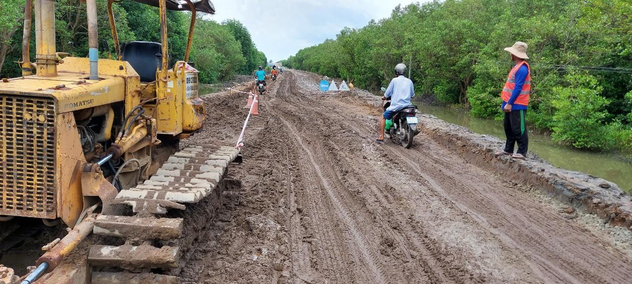 Mặt đường lầy lội không đảm bảo an toàn giao thông. (Ảnh chụp ngày 8/7).