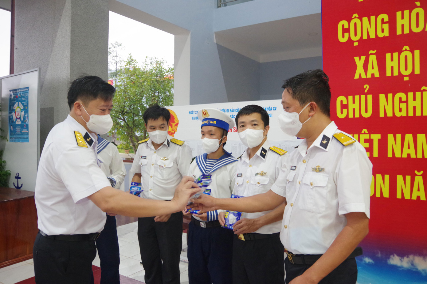 Tại Vùng 5 Hải quân có 4 tổ bầu cử, (14,15,16,17) bỏ phiếu tại 4 điểm trên đảo Phú Quốc với hơn 1.500 cử tri