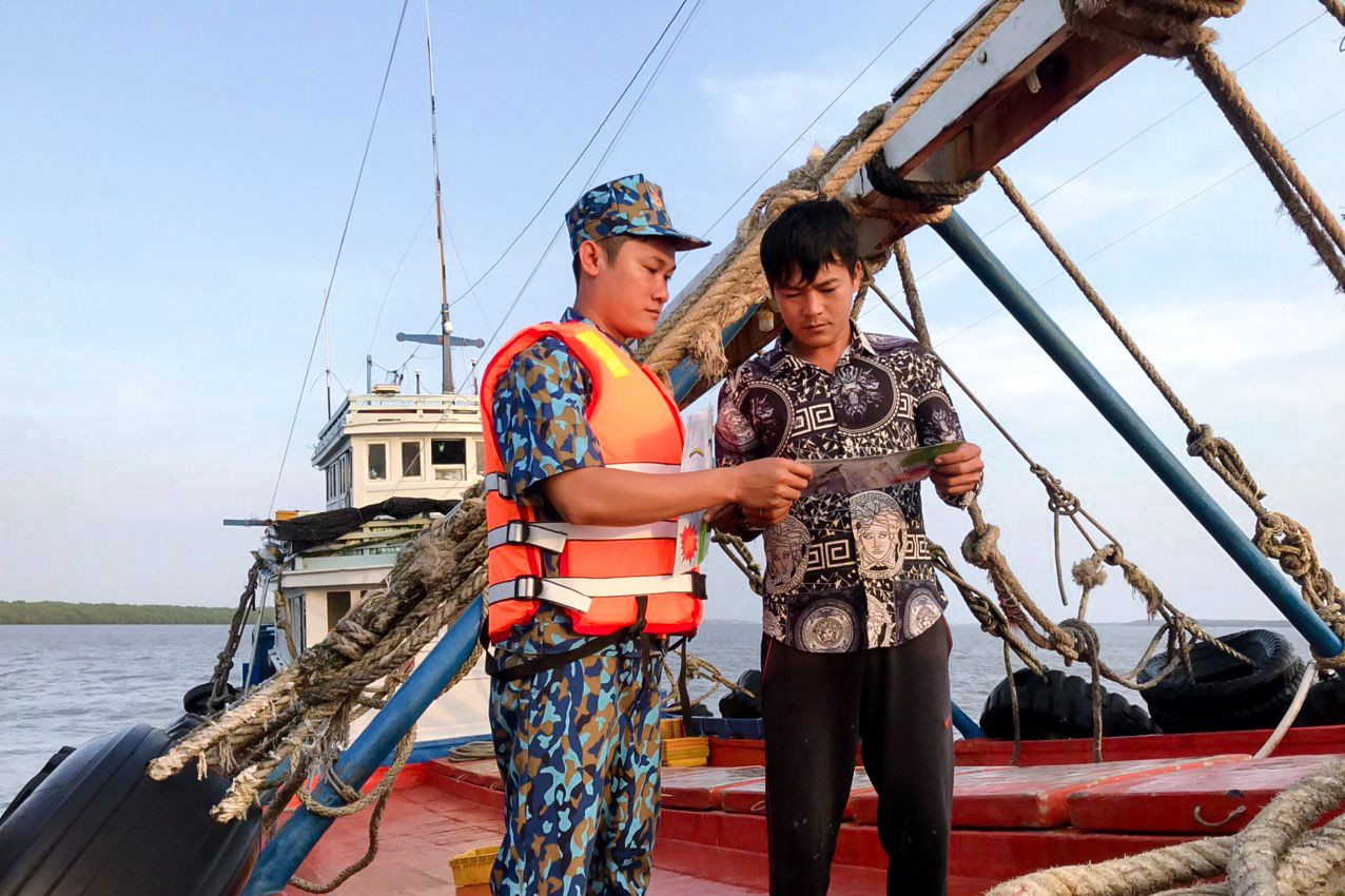 Lực lượng chức năng tỉnh Sóc Trăng tuyên truyền chống khai thác thủy sản bất hợp pháp, không báo cáo và không theo quy định (IUU) cho ngư dân tại Cảng cá Trần Đề. Lực lượng chức năng tỉnh Sóc Trăng tuyên truyền chống khai thác thủy sản bất hợp pháp, không báo cáo và không theo quy định (IUU) cho ngư dân tại Cảng cá Trần Đề.