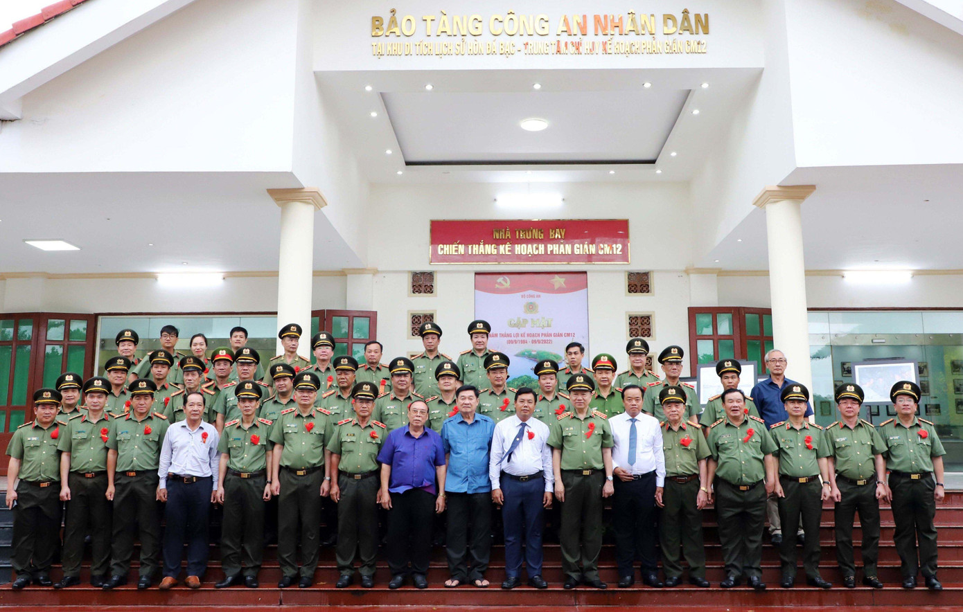 Các đại biểu tham dự chụp ảnh lưu niệm tại Nhà trưng bày chiến thắng Kế hoạch phản gián CM12. Các đại biểu tham dự chụp ảnh lưu niệm tại Nhà trưng bày chiến thắng Kế hoạch phản gián CM12.