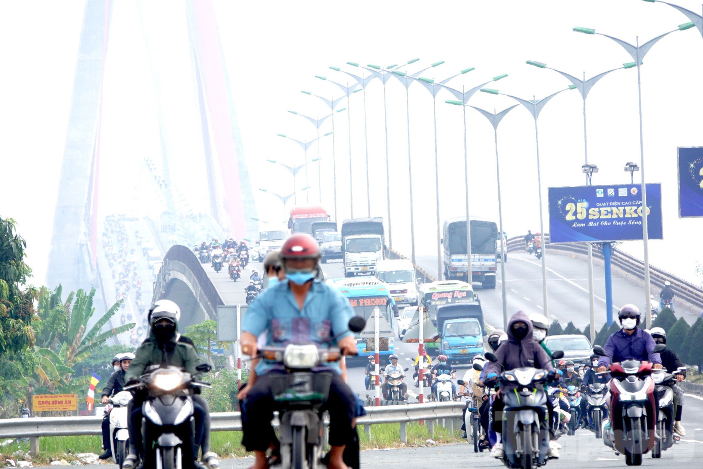 Càng về trưa, lượng xe máy đổ về miền Tây ngày càng nhiều.