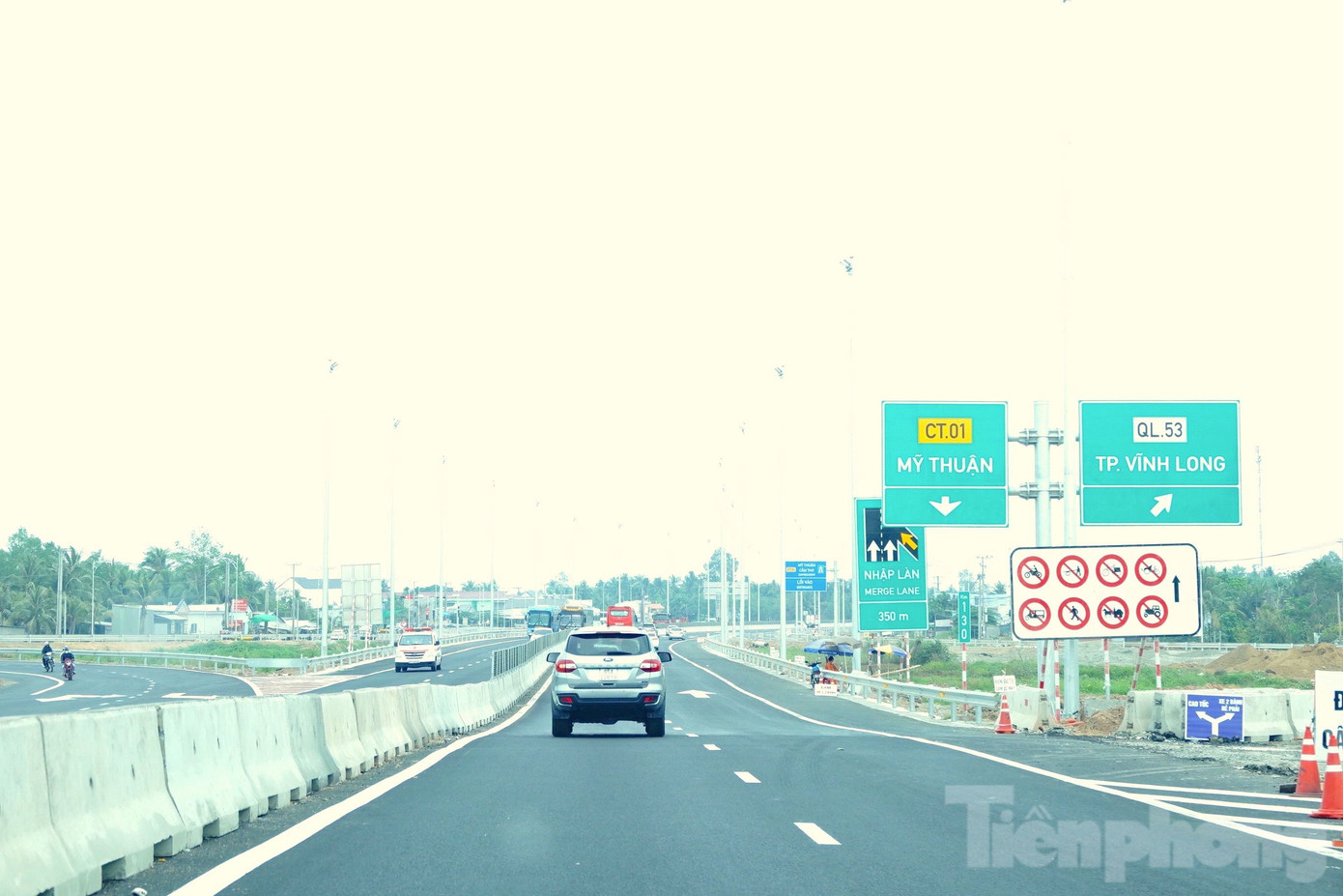 Nút giao Chà Và (điểm cuối cao tốc Mỹ Thuận - Cần Thơ) với quốc lộ 1 thuộc địa phận thị xã Bình Minh, tỉnh Vĩnh Long giao thông thông thoáng. Ảnh: Nhật Huy.