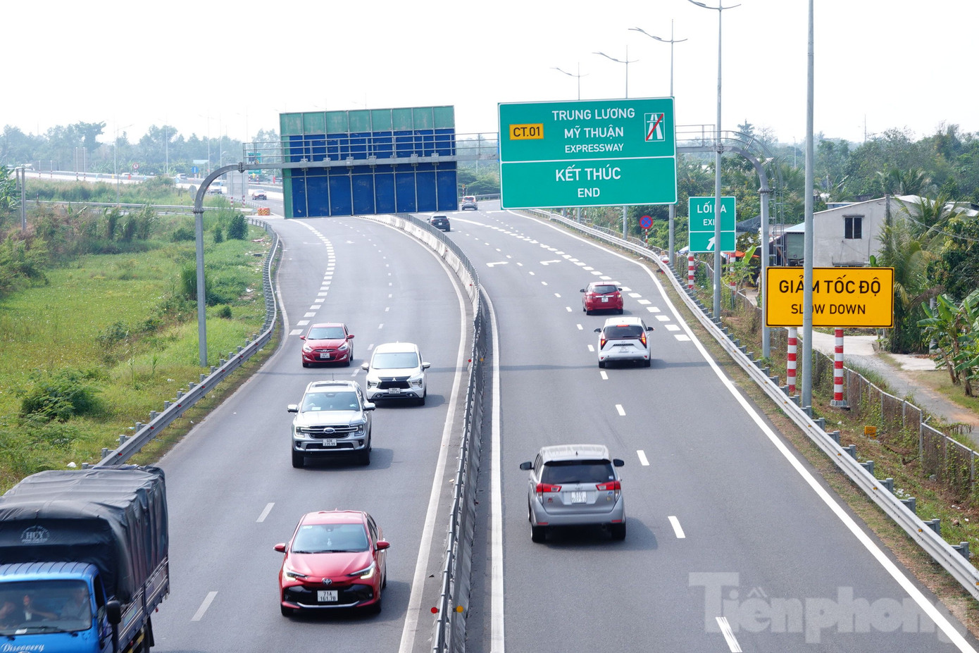 Theo chia sẻ của một số tài xế, năm nay, tuyến cao tốc Mỹ Thuận – Cần Thơ được đưa vào khai thác nên “chia lửa” cho tuyến quốc lộ 1. Lượng phương tiện đông nhưng không kẹt xe như mọi năm.