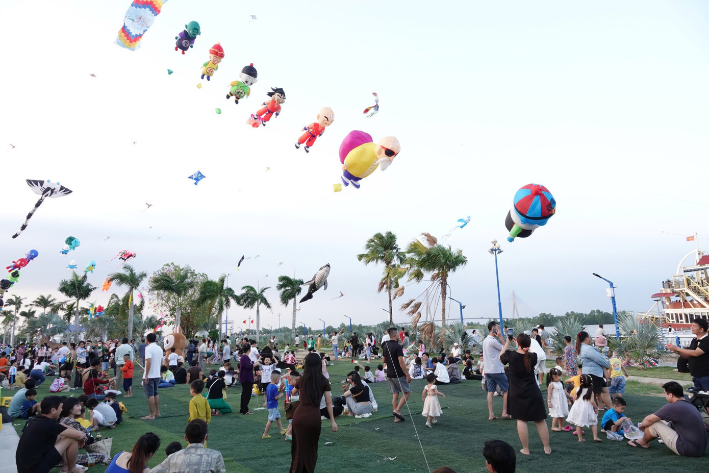 Trong khuôn khổ ngày hội, nhiều hoạt động hấp dẫn sẽ diễn ra, như trình diễn diều khổng lồ theo đội nhóm và cá nhân, thả diều truyền thống, biểu diễn diều thể thao. Sự kiện diễn ra hàng ngày từ 15 - 21 giờ, quy tụ các đội diều nghệ thuật từ nhiều tỉnh thành. Đặc biệt, vào các tối thứ Bảy, Chủ Nhật (các ngày 1, 2, 8, 9, 15, 16/3), du khách sẽ được thưởng thức các chương trình văn nghệ đặc sắc.