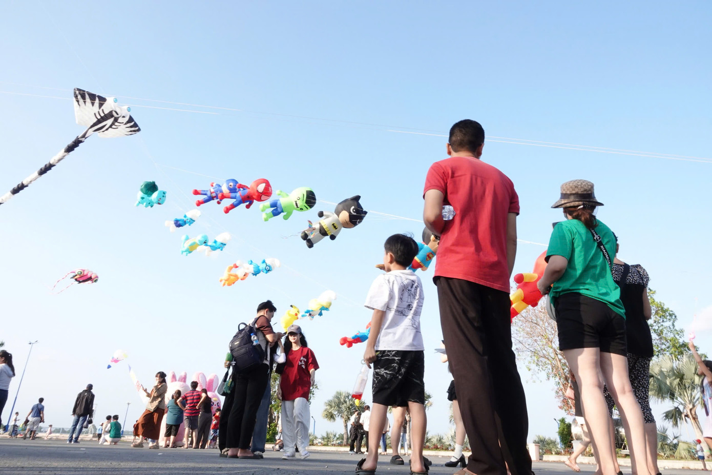 Năm nay, Sở Văn hóa - Thể thao - Du lịch TP. Cần Thơ phối hợp cùng UBND quận Cái Răng tổ chức Ngày hội thả diều nghệ thuật nhằm thu hút khách du lịch và tạo sân chơi chuyên nghiệp cho người đam mê diều. Sự kiện diễn ra từ nay tới ngày 16/3, hứa hẹn những màn trình diễn diều nghệ thuật mãn nhãn.