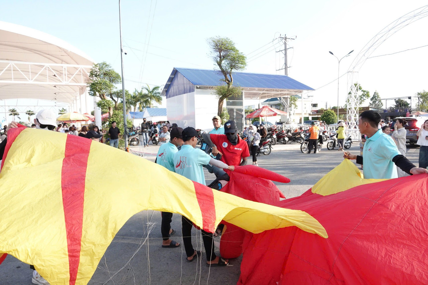 Tại quảng trường Tây Đô (đường Mai Chí Thọ, quận Cái Răng, TP Cần Thơ), những cánh diều rực rỡ đủ màu sắc tung bay trên bầu trời, tạo nên khung cảnh ngoạn mục. Hàng trăm con diều độc đáo do các tay chơi diều chuyên nghiệp mang đến không chỉ phô diễn kỹ thuật thả diều điêu luyện mà còn góp phần biến nơi đây thành điểm hẹn lý tưởng cho những người yêu thích bộ môn này.