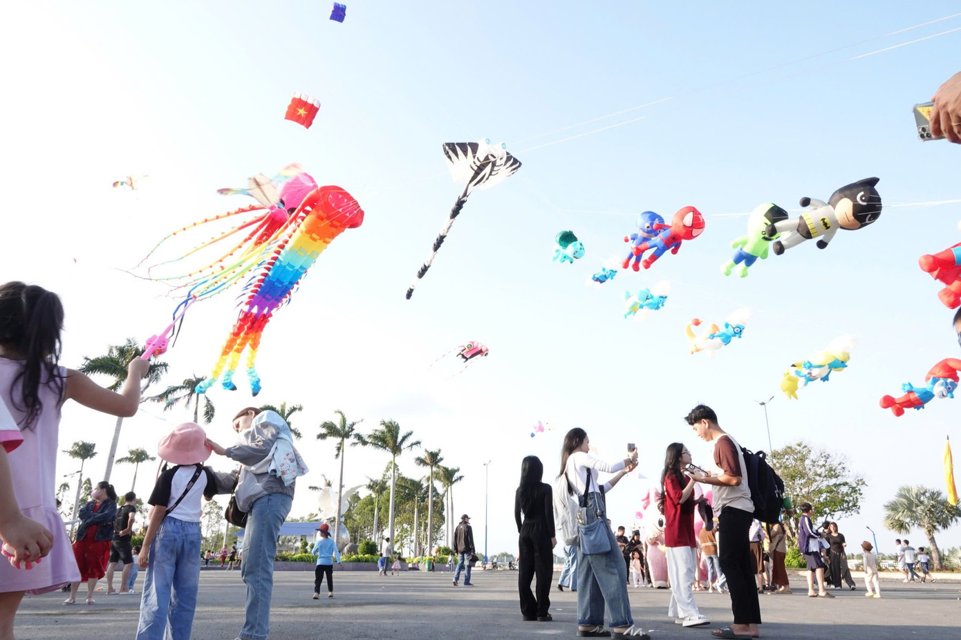 Tại TP. Cần Thơ, thả diều nghệ thuật đã trở thành một hoạt động quen thuộc, đặc biệt sôi động sau dịp Tết Nguyên đán. Từ 15 giờ mỗi ngày, các bãi đất trống lớn trở nên nhộn nhịp với hàng ngàn người đam mê diều hội tụ.