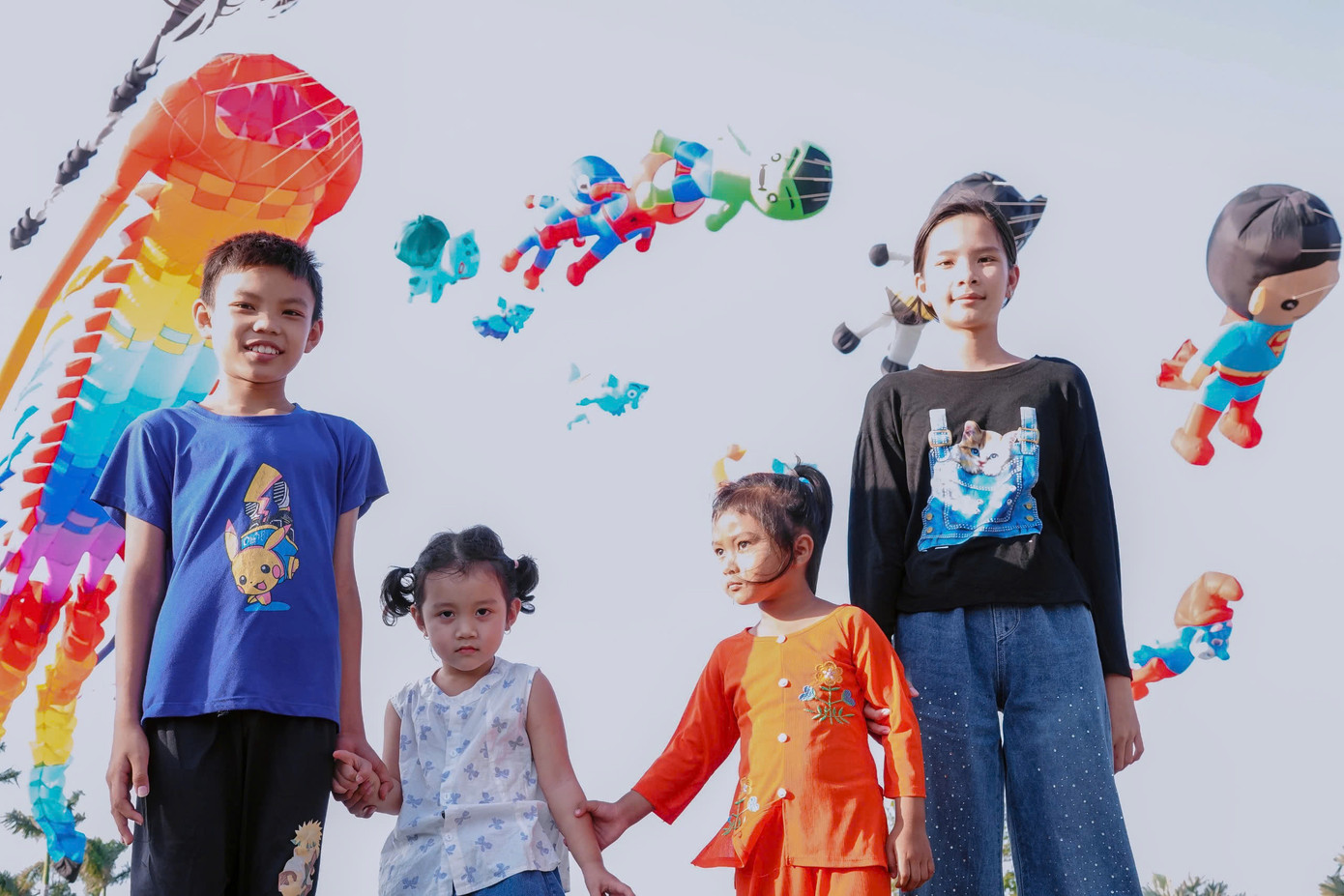 Các loại diều khổng lồ đủ kiểu dáng khoe sắc trên bầu trời. Ảnh: P.V