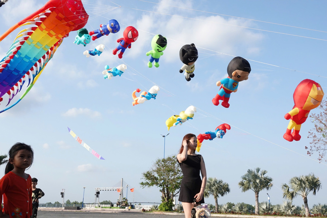 Không chỉ trẻ nhỏ, nhiều người lớn cũng rất thích thú, mê mẩn khi được nhìn ngắm hàng trăm cánh diều no gió với đủ kiểu dáng, màu sắc và kích cỡ cùng bay lượn trên bầu trời Tây Đô.
