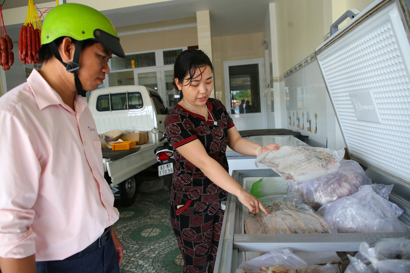 Chủ cơ sở khô Nguyệt Thanh (ấp Cảng, thị trấn Trần Đề) cho hay: "Cửa hàng tôi có trên 80 sản phẩm cá khô các loại, bán sỉ - lẻ cho các chợ trong và ngoài tỉnh. Năm ngoái do ảnh hưởng dịch bệnh COVID-19 nên tình hình buôn bán không được thuận lợi, chủ yếu bán online. Năm nay, gia đình tôi đã chuẩn bị cá khô các loại từ hơn 1 tháng trước để đảm bảo cung ứng cho thị trường Tết".