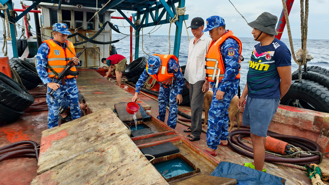 Lực lượng Bộ Tư lệnh Vùng Cảnh sát biển 4 kiểm tra hàng hóa vi phạm trên tàu TG 91387 TS. Ảnh: CSB.