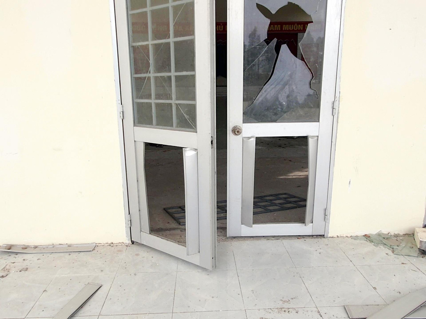 Cửa vào khu nhà thi đấu hư hỏng.