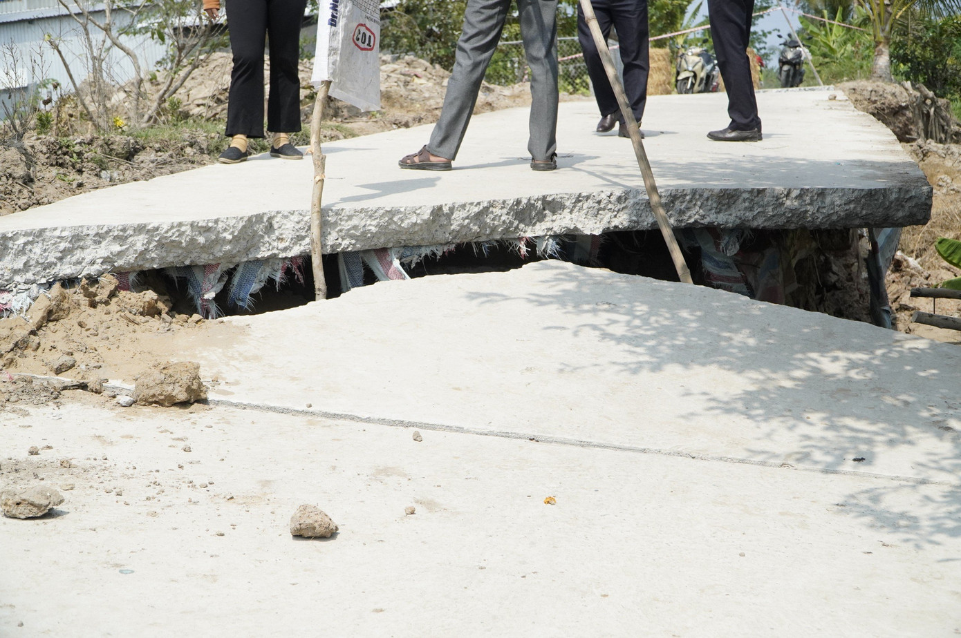 Khô hạn khiến nhiều tuyến đường ở huyện U Minh Thượng bị sụt lún. Ảnh: P.V Khô hạn khiến nhiều tuyến đường ở huyện U Minh Thượng bị sụt lún. Ảnh: P.V