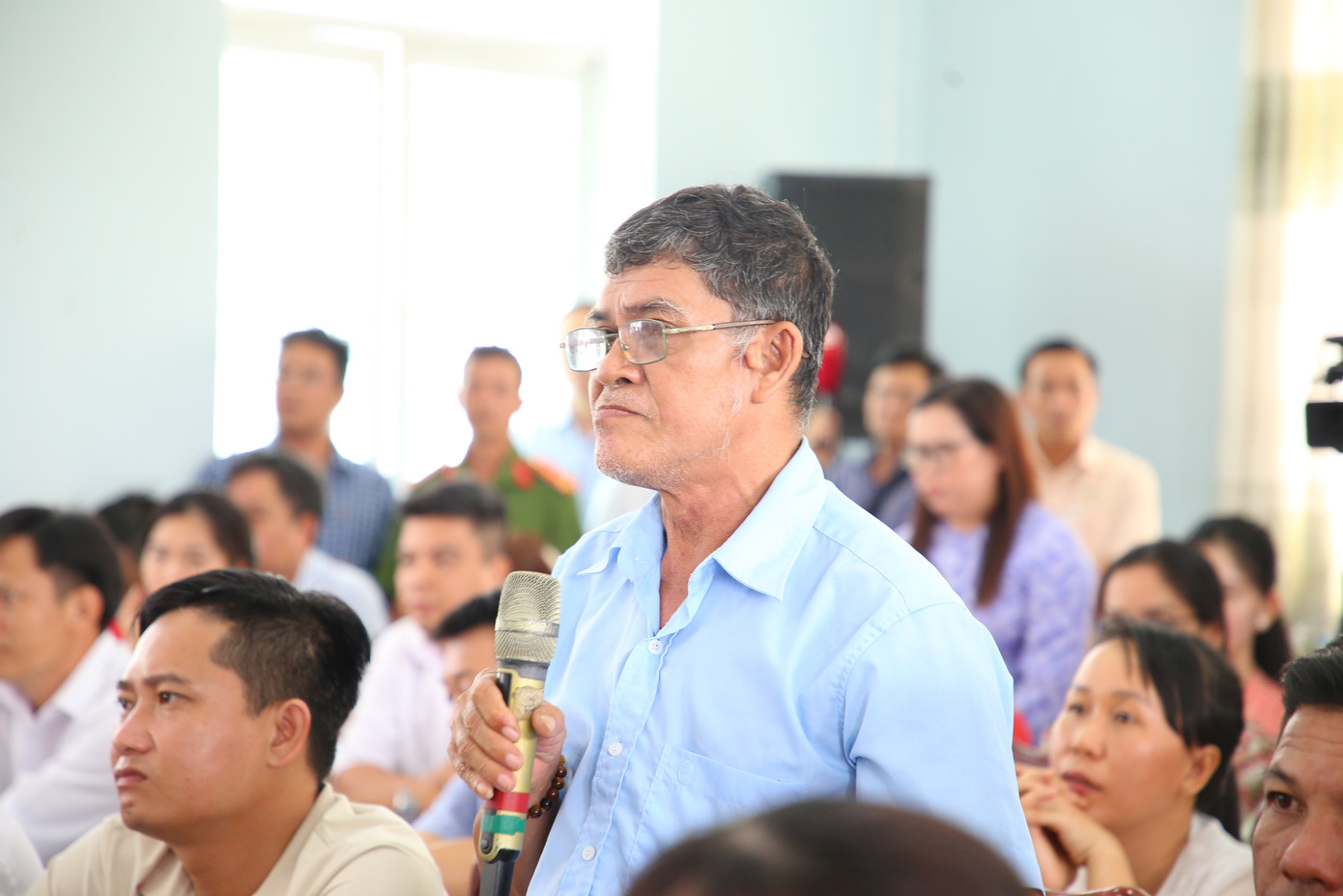 Cử tri trên địa bàn quận Ô Môn nêu kiến nghị với Đoàn đại biểu Quốc hội Cần Thơ. Ảnh: Nhật Huy.