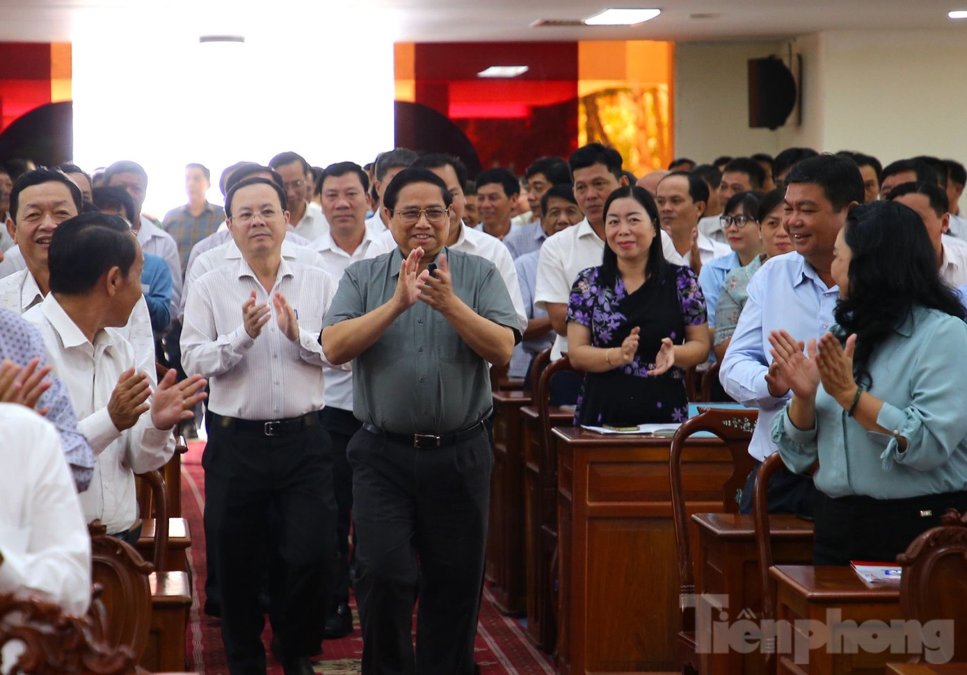 Thủ tướng Phạm Minh Chính tiếp xúc cử tri trước Kỳ họp thứ 8, Quốc hội khóa XV, tại Cần Thơ. Ảnh: Nhật Huy.