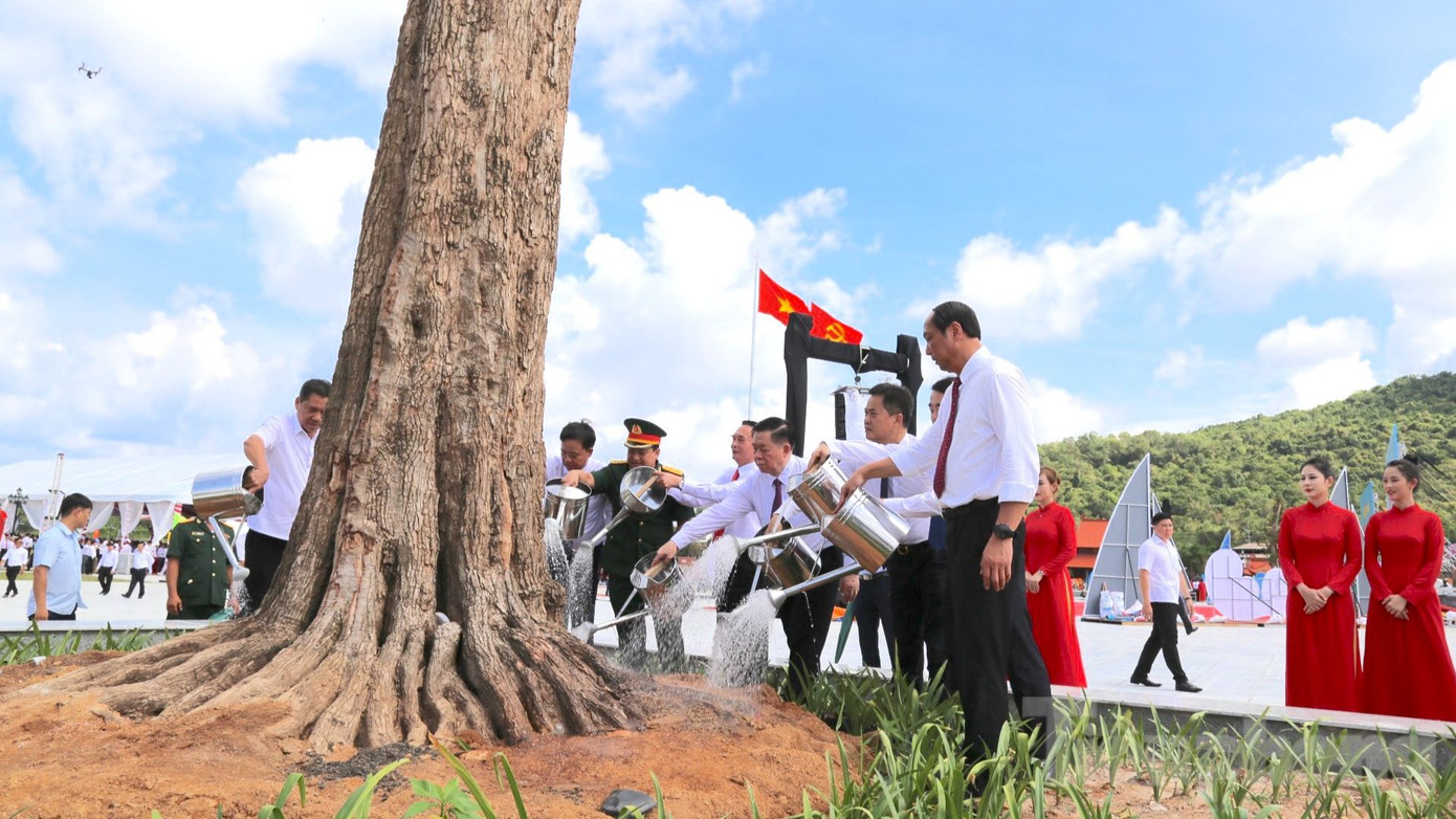 Trưởng Ban Tuyên giáo Trung ương Nguyễn Trọng Nghĩa trồng cây ở 2 bên sân lễ đài.