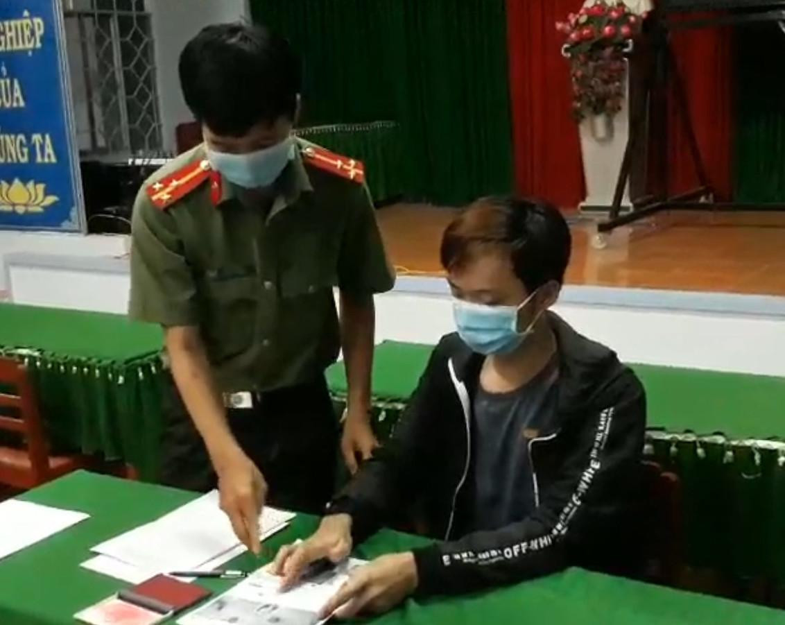 Cơ quan chức năng làm việc với N.V.N. Ảnh: CA. Cơ quan chức năng làm việc với N.V.N. Ảnh: CA.