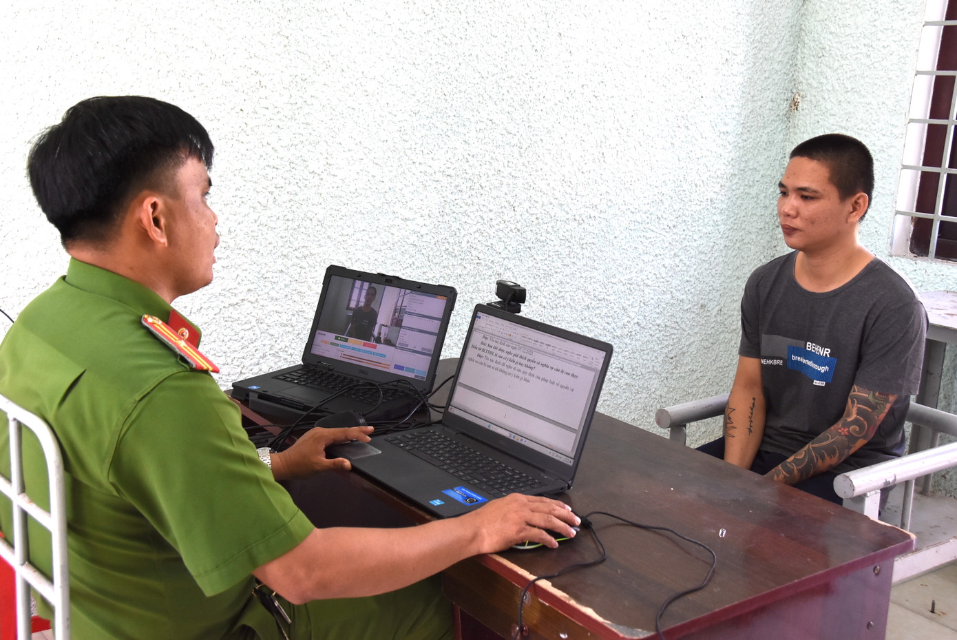 Công an huyện Tân Phước lấy lời khai Trần Văn Trường. Ảnh Trọng Tín.