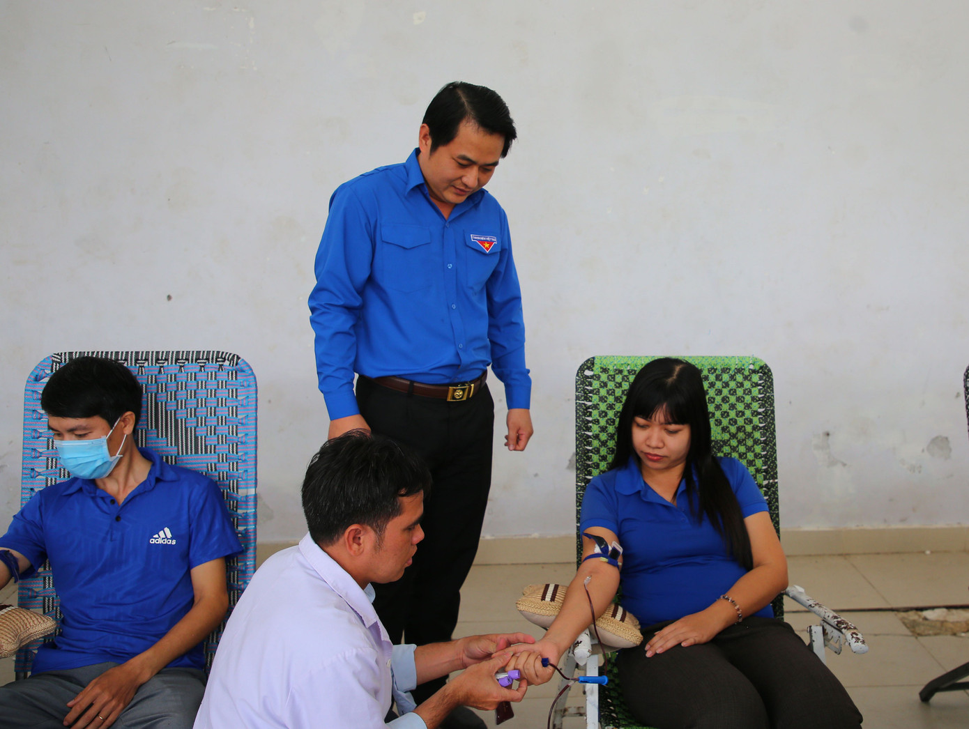 Anh Phan Đình Nhân - Bí thư Tỉnh Đoàn Kiên Giang đến động viên cán bộ, đoàn viên tham gia hiến máu.