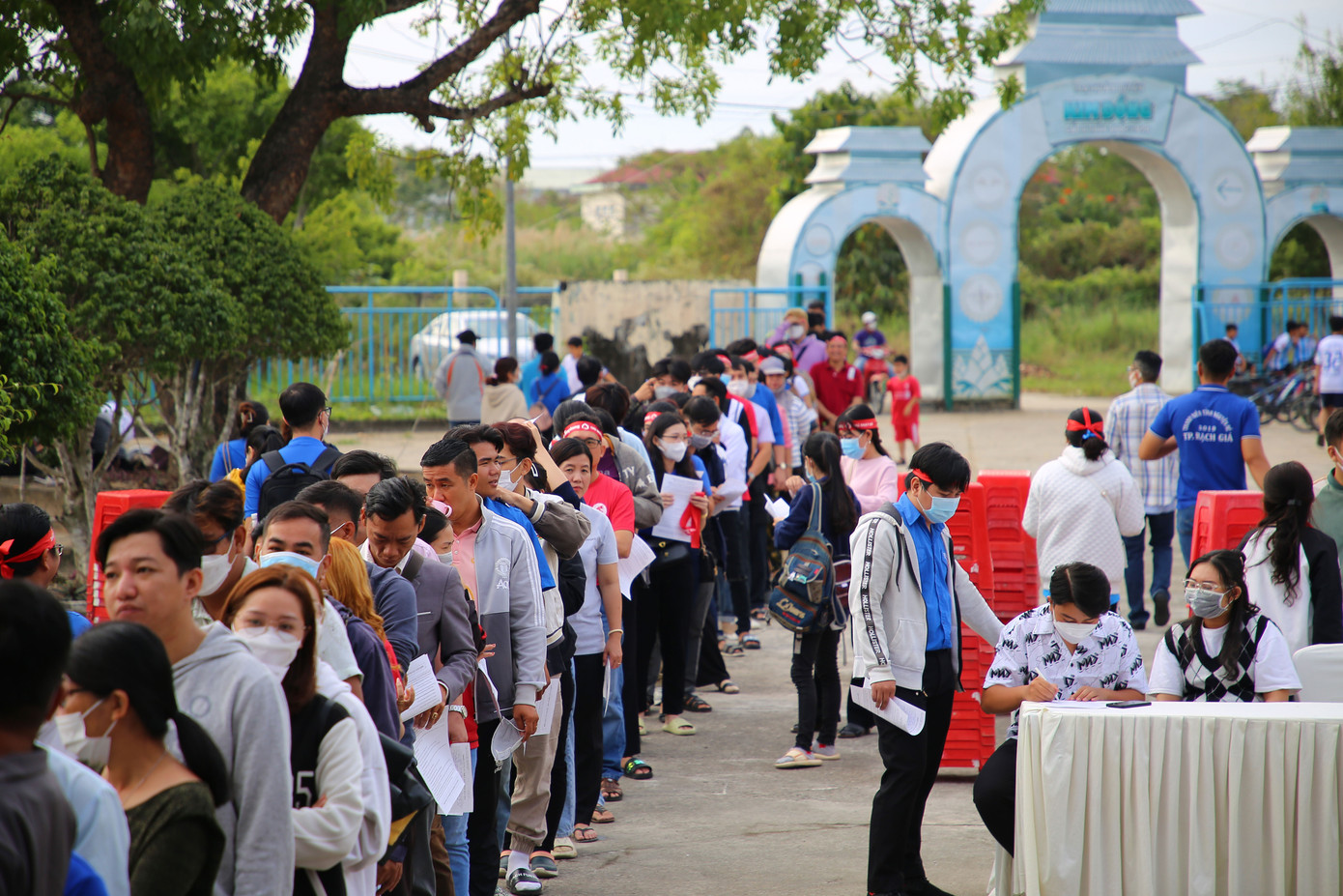 Các bạn đoàn viên thanh niên xếp hàng đăng ký hiến máu