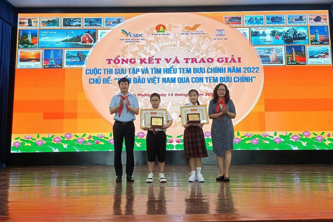 Gia Hân (thứ 2 từ phải sang) nhận giải Nhất cuộc thi Sưu tập tem bưu chính cấp Quốc gia. Gia Hân (thứ 2 từ phải sang) nhận giải Nhất cuộc thi Sưu tập tem bưu chính cấp Quốc gia.