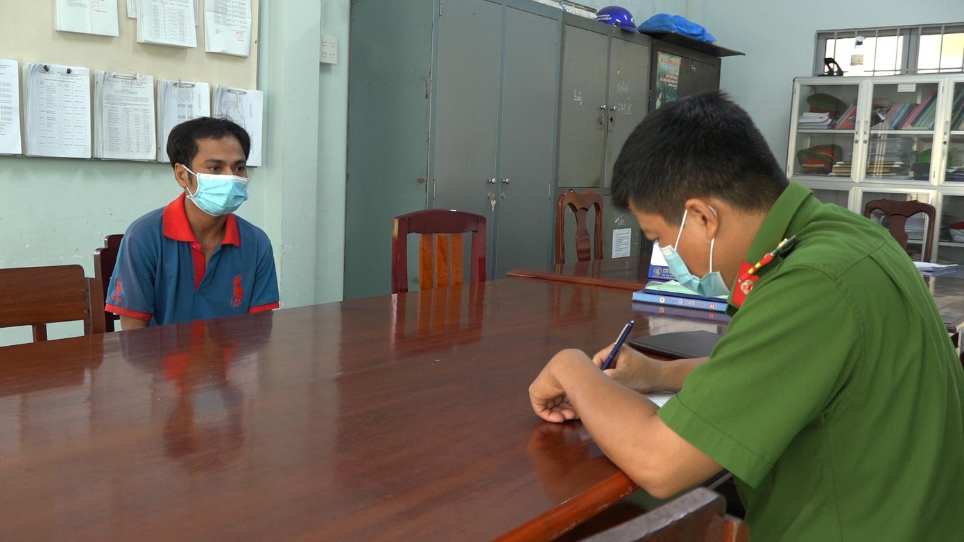 Danh Mạnh tại cơ quan công an. Danh Mạnh tại cơ quan công an.