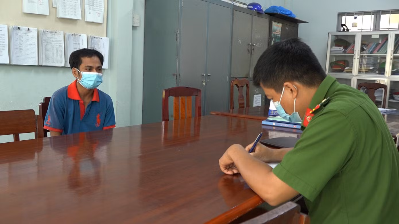 Danh Mạnh tại cơ quan công an. Danh Mạnh tại cơ quan công an.