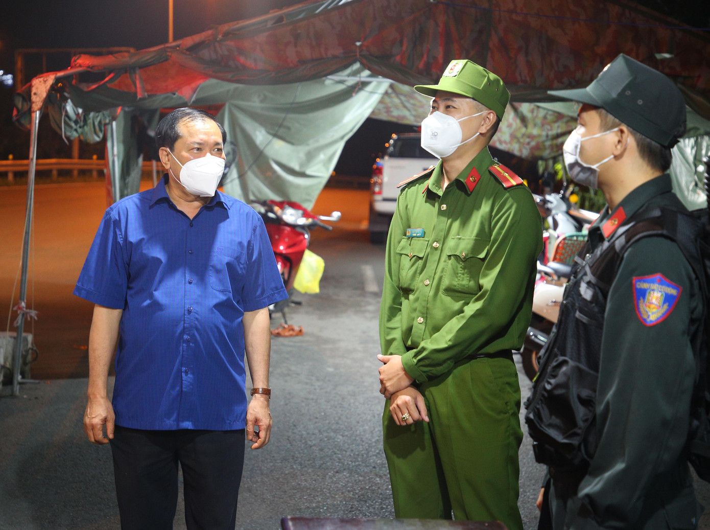 Thiếu tướng Nguyễn Văn Thuận - Giám đốc Công an TP. Cần Thơ (bìa trái), thăm hỏi, động viên chiến sĩ làm nhiệm vụ.