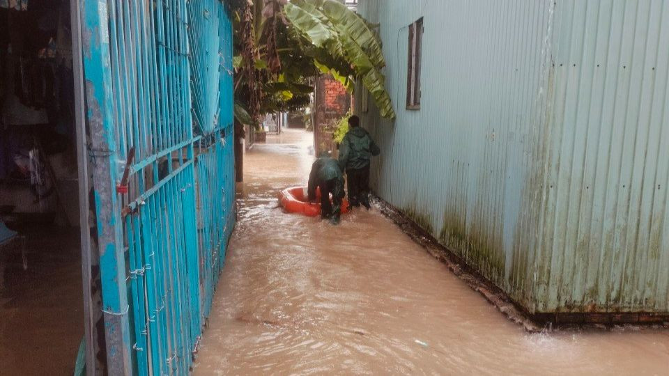 Theo Thượng tá Lê Đức Hải, Chính trị viên Ban CHQS TP. Phú Quốc, đã chỉ đạo các lực lượng ứng trực phòng ngừa khi có tình huống xấu xảy ra.