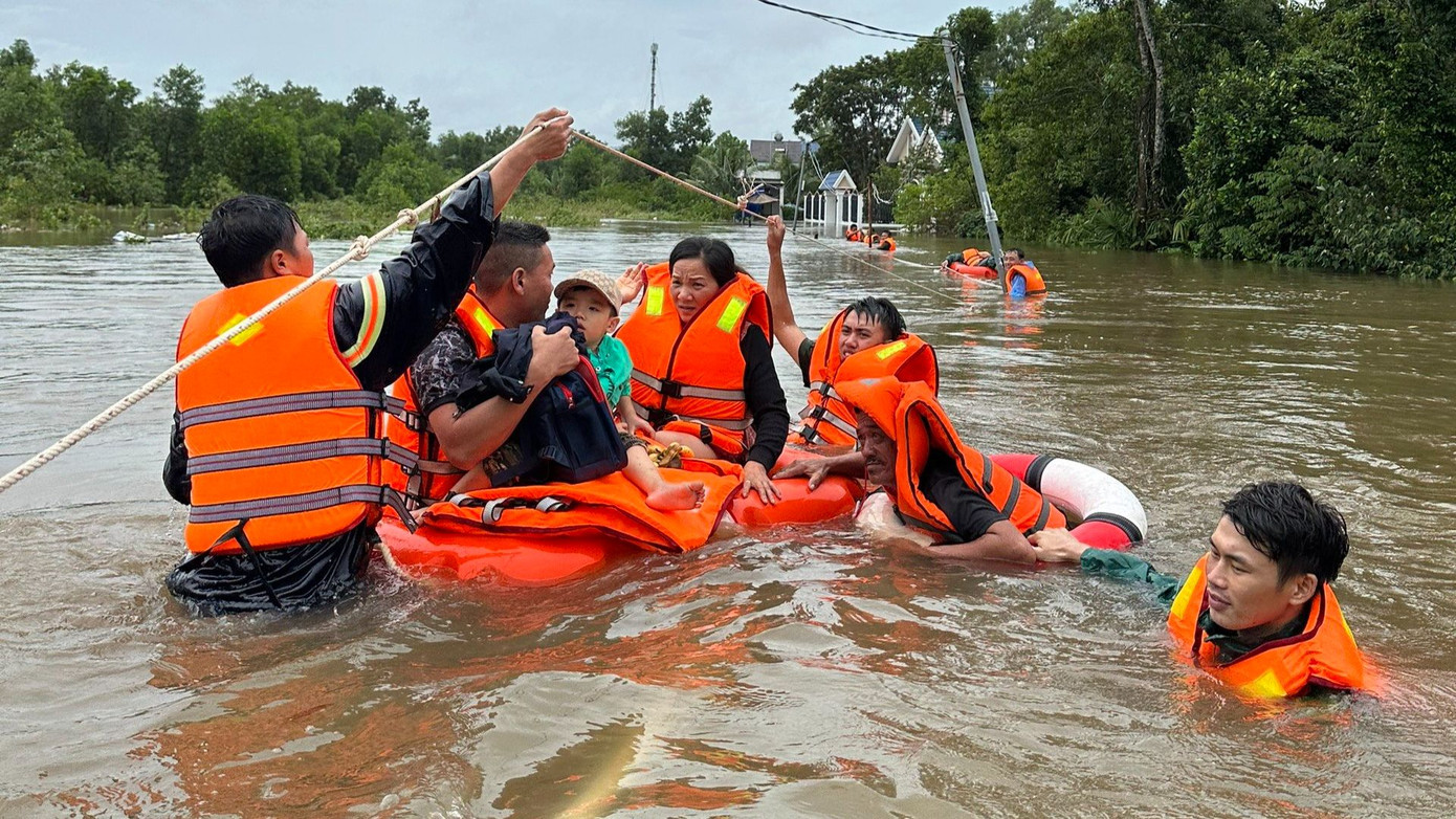 Đêm 13/7, Phú Quốc có mưa lớn kéo dài sang sáng hôm sau, gây ngập sâu tại khu vực ấp Cây Thông Trong, Cây Thông Ngoài và ấp Bến Tràm, xã Cửa Dương. Nhiều hộ dân bị cô lập vì mưa lũ, cả một vùng rộng lớn chìm trong nước.