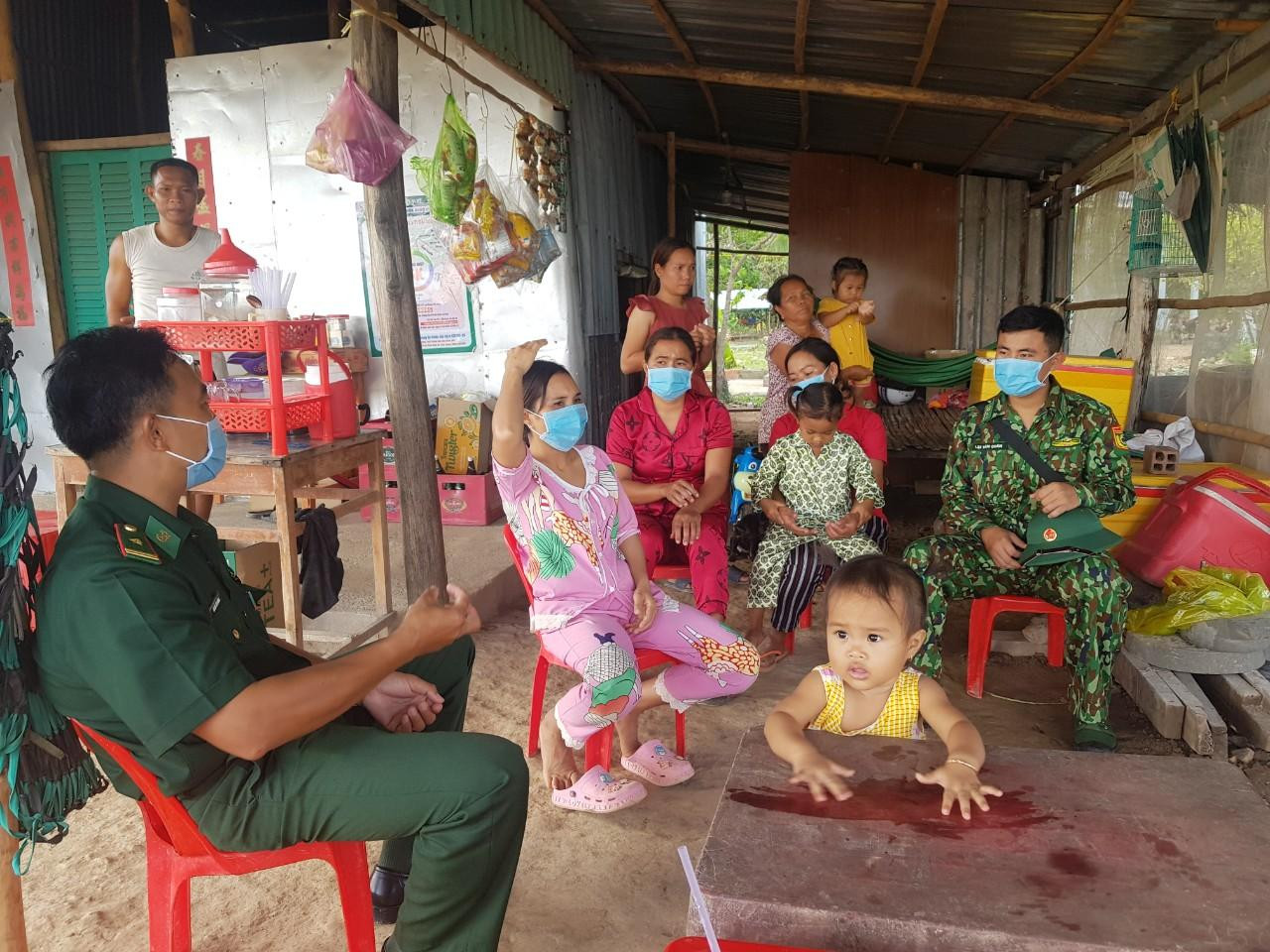 Lực lượng biên phòng cửa khẩu Quốc tế Hà Tiên tuyên truyền người dân nâng cao tinh thần cảnh giác, phát hiện người lạ nhập cảnh trái phép báo ngay cho lượng chức năng.