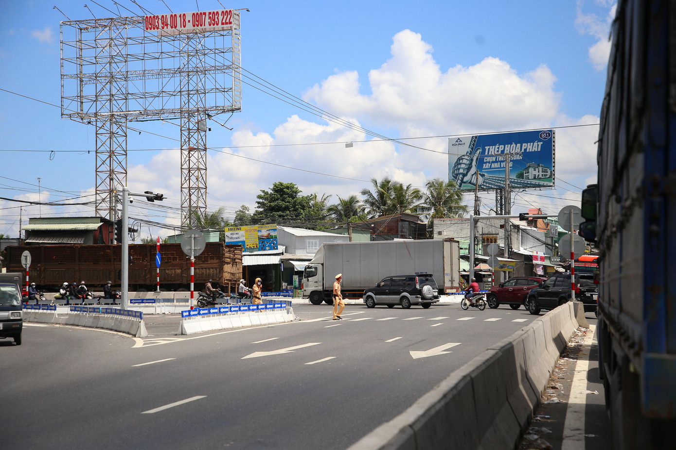 Lực lượng CSGT Công an tỉnh Tiền Giang luôn túc trực tại ngã ba An Thái Trung (huyện Cái Bè). Ảnh Nhật Huy.