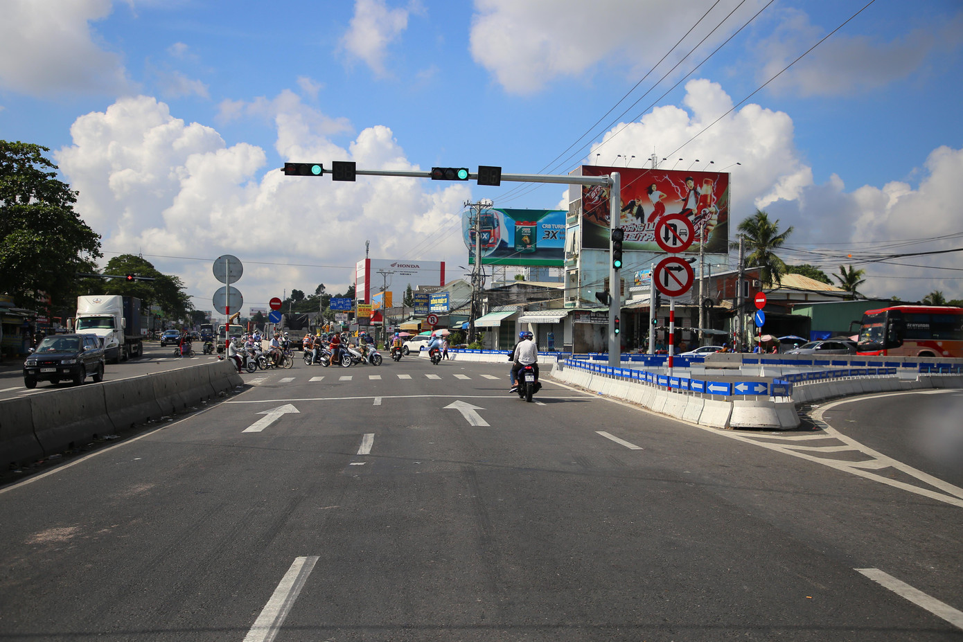 Tại khu vực ngã ba An Thái Trung (huyện Cái Bè, tỉnh Tiền Giang), điểm cuối đoạn cuối cao tốc Trung Lương - Mỹ Thuận thường xảy ra ùn tắc giao thông vào dịp lễ, Tết. Tuy nhiên, theo ghi nhận của phóng viên chiều 1/9, các phương tiện lưu thông hướng từ TP. HCM về các tỉnh miền Tây di chuyển bình thường, không bị ùn ứ.