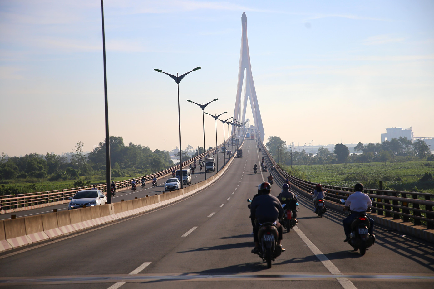 Theo Đài khí tượng thủy văn Khu vực Nam bộ, thời tiết trong các ngày nghỉ lễ ít mưa, không quá nóng, thuận lợi để đi du lịch và tham gia các hoạt động ngoài trời. Tình hình giao thông qua các tuyến quốc lộ, cao tốc khu vực Đồng bằng sông Cửu Long cũng thông suốt.