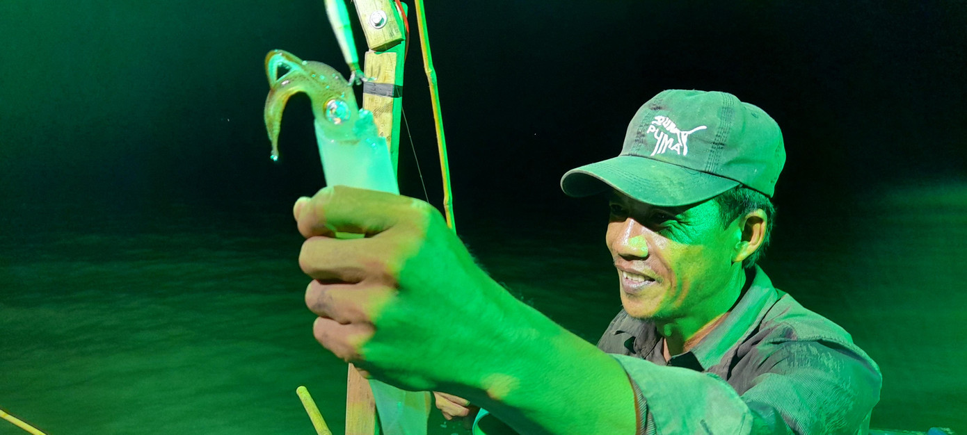 Anh Đặng Văn Đoàn, một dân câu chuyên nghiệp tại ấp Mũi Tràm C, xã Khánh Bình Tây, huyện Trần Văn Thời, tỉnh Cà Mau chia sẻ kinh nghiệm: “Câu mực mé điều tiên quyết là phải chọn được vị trí tốt để có nhiều mực, dùng chính con mực đầu tiên của mình câu để làm các con mực mồi, tức là móc lưỡi câu vào đuôi mực sau đó thả lại biển để dụ các con mực khác đeo theo sau đó vớt các con mực đeo theo này”.