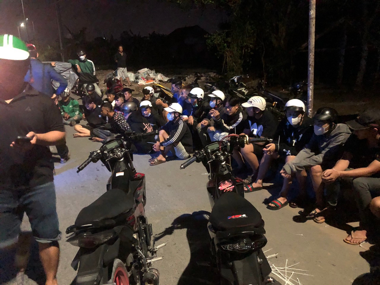 34 người tụ tập đua xe trái phép. Ảnh:CACC.